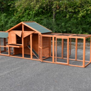 Der Stall aus Holz Holiday Medium bietet viel Platz für Ihre Kaninchen