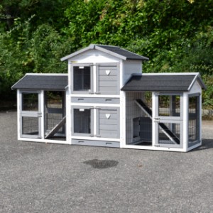Der Kaninchenstall Double Small ist erweitert mit 2 Ausläufe