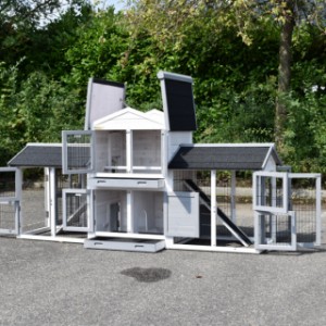 Der Meerschweinchenstall Double Small hat ein Klappdach