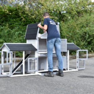 Der Meerschweinchenstall Double Small hat große Türen