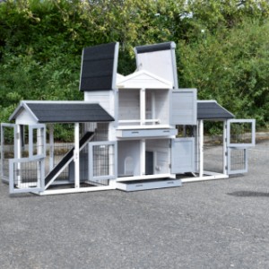 Der Kaninchenstall Double Small hat viele Türen