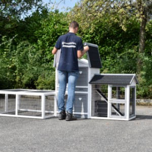 Der Kaninchenstall Double Small hat ein Klappdach