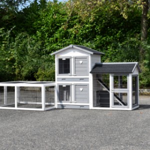Kaninchenstall Double Small ist ausgestattet mit 2 Ausläufe