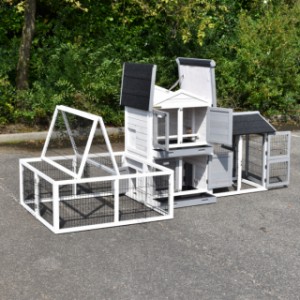 Der Kaninchenstall Double Small ist ausgestattet mit viele Türen