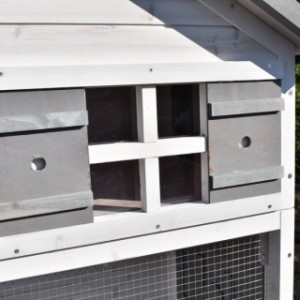 Der Vogelkäfig Sara Large ist ausgestattet mit ein Fenster im Schlafraum