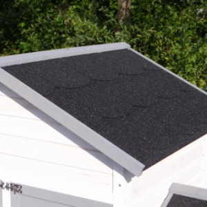 Der Kleintierstall Prestige Medium ist ausgestattet mit schwarze Dachpappe