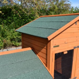 Der Kaninchenstall und der Auslauf sind ausgestattet mit grüne Dachpappe