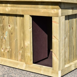 Die Abmessungen von der Öffnung von Hundehütte Block 2 sind 27x51cm