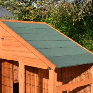 Der Hühnerstall Holiday Large hat ein Dach, welche ist ausgestattet mit Dachpappe