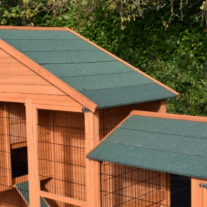 Der Hühnerstall Holiday Large ist ausgestattet mit grüne Dachpappe
