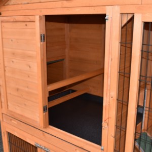 Der Hühnerstall Holiday Large ist ausgestattet mit 2 Sitzstange im Schlafraum
