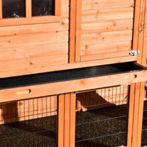 Der Schlafraum von Kaninchenstall Holiday Large ist ausgestattet mit ein Schublade, um der Stall leicht sauber zu machen