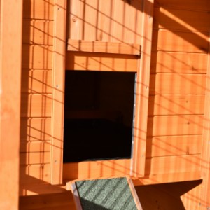 Der Öffnung vom Schlafraum von Kaninchenstall Holiday Large ist 25x34cm