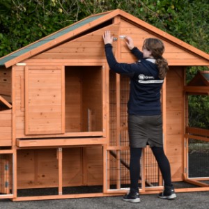 Der Kaninchenstall aus Holz Holiday Large Duo Eck hat ein praktisch Stauraum