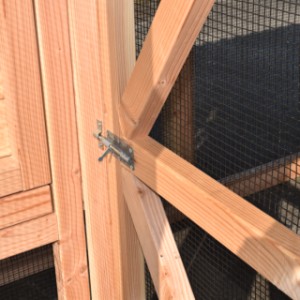 Der Tür von Hühnerstall Flex 3.2 kann auf 2 verschiedene Positions verschlossen werden