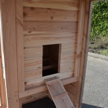 Der Hühnerstall Flex 3.2 hat ein Öffnung von 25x45cm