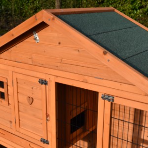 Das Dach von der Kaninchenstall Holiday Small ist ausgestattet mit grüne Dachpappe