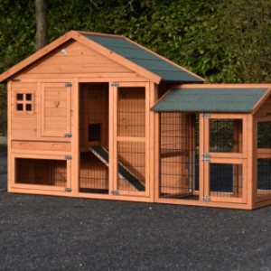 Der Kaninchenstall Holiday Small ist erweitert mit ein Auslauf Space Small