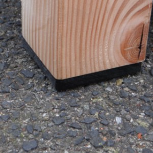 Der Stall aus Holz Ferro ist ausgestattet mit Kunststoff Füßen