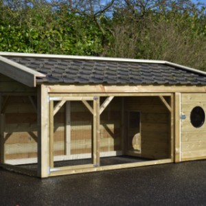 Der Hühnerstall aus Holz Toby ist ausgestattet mit genützte Dachziegeln