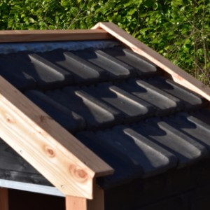 Der Hundehütte Reno ist ausgestattet mit genützte Dachziegeln