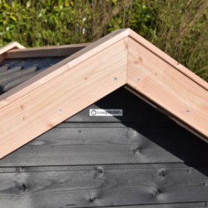 Das Dach von Hundehütte Snuf ist ausgestattet mit genützte Dachziegeln
