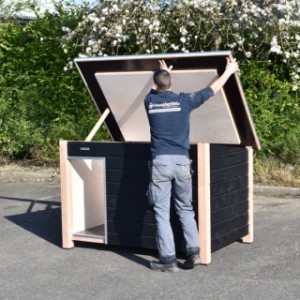 Das Dach ist mit zwei Stützen versehen, sodass die Hütte offen bleiben kann