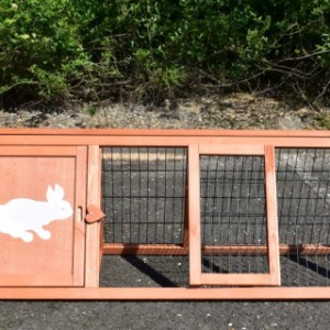Der Kaninchenstall Blecky hat ein Tür im Auslauf