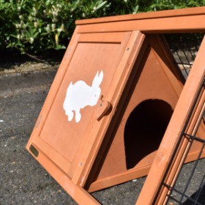 Der Schlafraum von Kaninchenstall Blecky hat herausnehmbare Bodenplatten