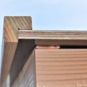 Der Voliere Flex 2.2 ist ausgestattet mit ein Dach aus Sperrholz