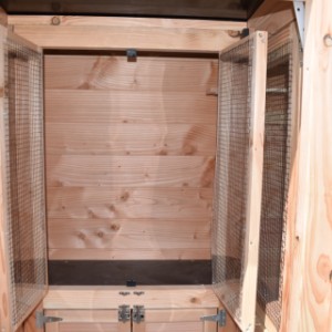 Voliere Flex 2.1 ist ausgestattet mit ein Schlafraum mit die Abmessungen 80x30x85cm