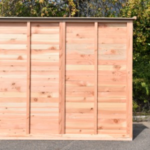 Der Voliere Maarten hat ein Rückseite aus Holz