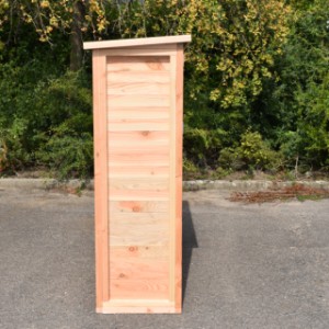 Voliere Maarten hat ein Holzpanel an den Linkenseite