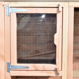 Das Türchen nach dem Schlafraum ist ausgestattet mit Plexiglas und Gitter