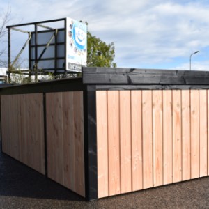 Hundezwinger Frenkie hat ein Rückseite aus Holz