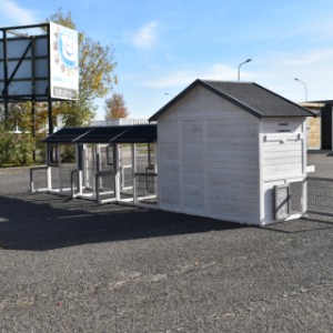 Der Stall aus Holz Holiday Medium hat viele Möglichkeiten zum Erweitern