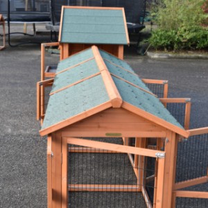 Die Dächer von der Kaninchenstall Holiday Medium sind ausgestattet mit grüne Dachpappe