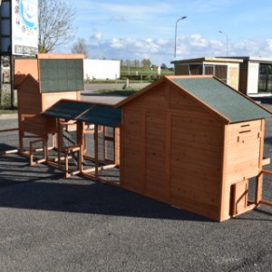 Eben gucken an der Rückseite von Ställe aus Holz