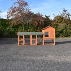 Der Hühnerstall Prestige Medium ist erweitert mit 2 Ausläufe