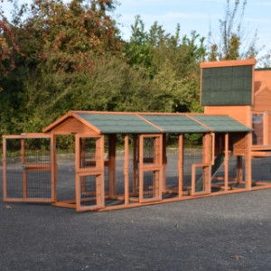 Der Hühnerstall Prestige Medium ist ausgestattet mit viele Türen