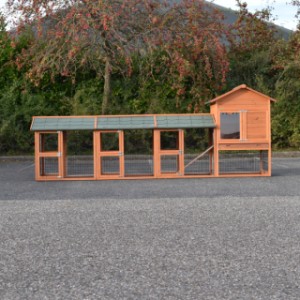 Der Hühnerstall Prestige Medium ist erweitert mit 3 Ausläufe