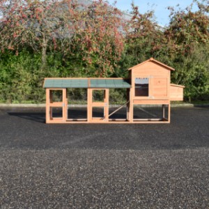 Das Kaninchengehege Prestige Medium wurde um 2 Ausläufe erweitert.