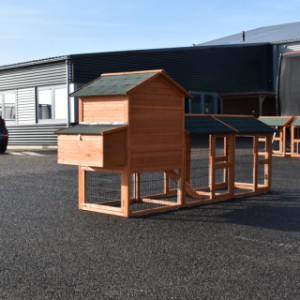 Ein Blick auf die Rückseite des Kaninchengeheges Prestige Medium