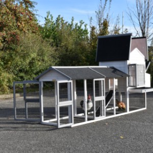 Der Hühnerstall Prestige Medium hat viele Öffnungen