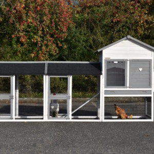 Hühnerstall Prestige Medium ist erweitert mit 2 Ausläufe Space Medium