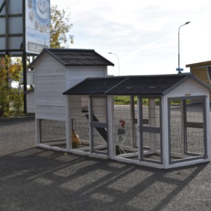 Der Stall aus Holz bietet viel Platz für Ihre Kaninchen