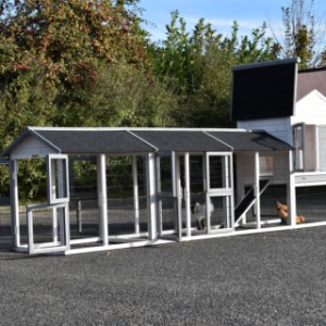 Der Hühnerstall Prestige Medium hat viele Öffnungen