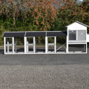 Der Hühnerstall Prestige Medium ist erweitert mit 3 Ausläufe und ein Legenest