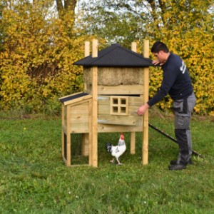 Der Hühnerstall Heuhaufen Rosalynn hat ein große Tür zum Schlafraum