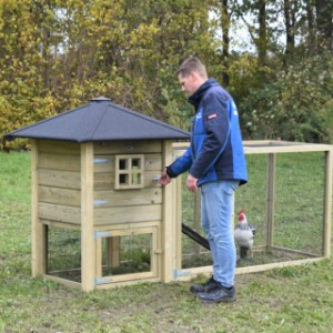 Der Stall ist ausgestattet mit praktische Türen